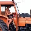 heisse Traktorfahrerin nimmt dich mit Bild
