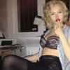 Geile Büroschlampe liegt auf dem Schreibtisch Angebote Sexcams